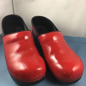 Dansko Patent Leather Red Clogs Size 40 (F04)